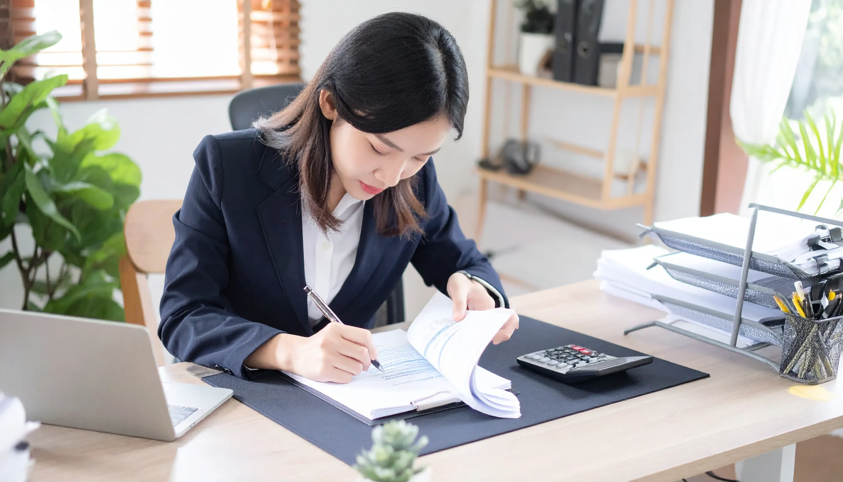 金利決定の三要素（信用情報・財務指標・担保評価）を示したトライアングル図